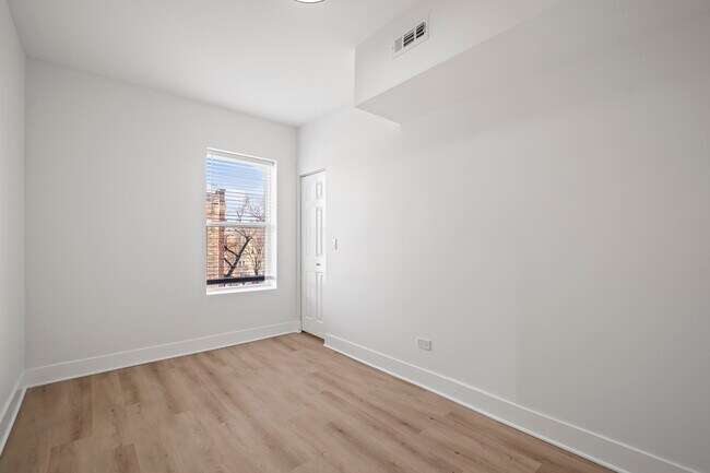 Foto del edificio - 3049 W Berteau Ave