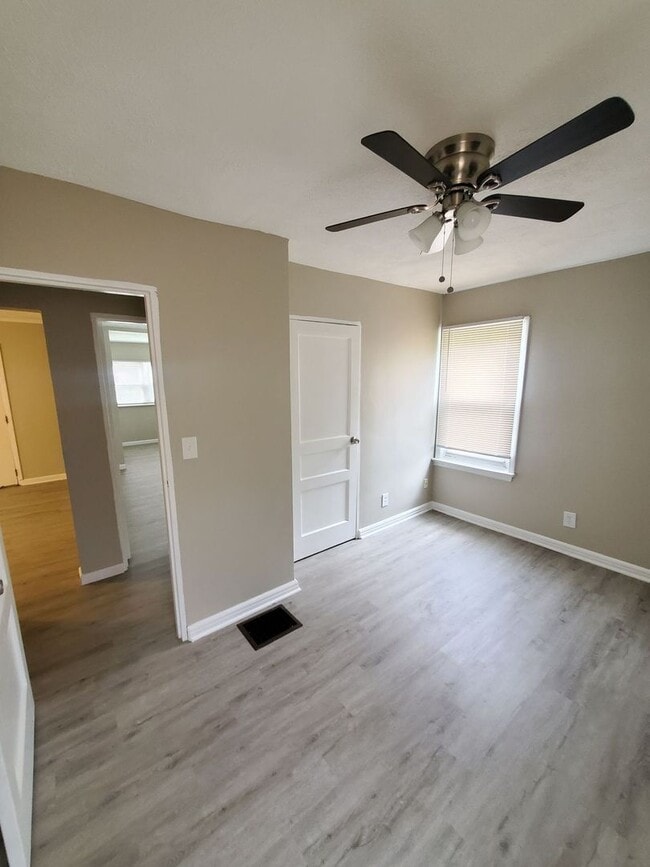 Building Photo - 3 BEDROOM SINGLE FAMILY HOME