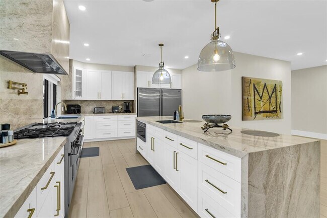 Foto del edificio - 319 S Riverside Dr