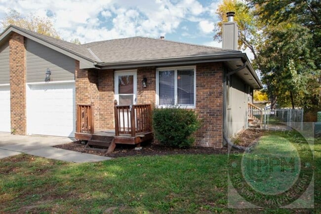 Building Photo - Comfortable 2 Bedroom/ 2 Bathroom Duplex |...