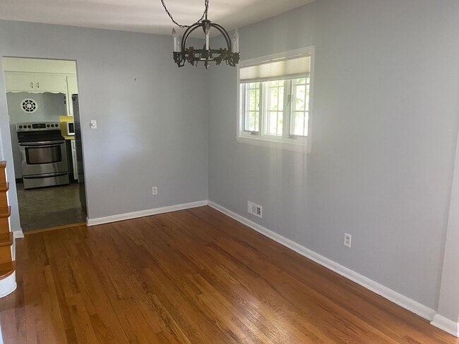 Building Photo - 3 Bedroom 1.5 Bathroom Single Family Home ...