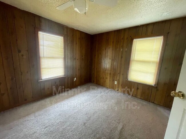 Building Photo - 310 SW 42nd Ave