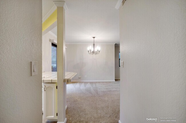 Building Photo - 558 Ironwood Ter