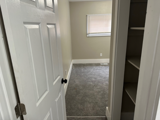Building Photo - LARGE 6 Bd/2.5ba Home with private backyard