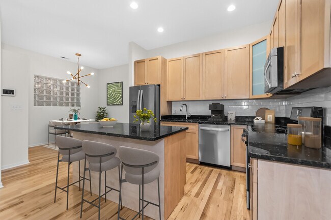 Foto del edificio - 1659 N Oakley Ave