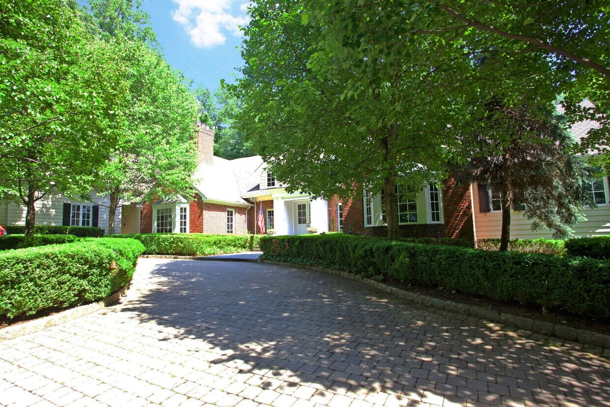 Primary Photo - 4 Duck Pond Rd