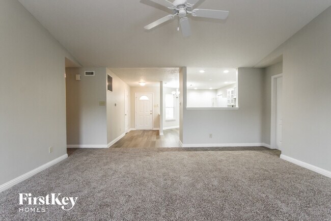 Foto del edificio - 529 Streamside Dr