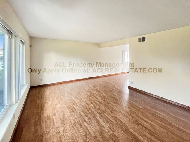 Photo - Spacious & Upgraded 4-Bedroom Townhouse in...