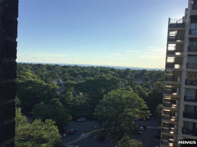 Foto del edificio - 1 Horizon Rd