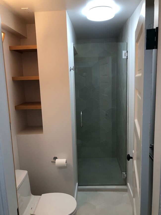 Building Photo - Gorgeous Remodel**2 Beds/2 Baths**Hardwood...