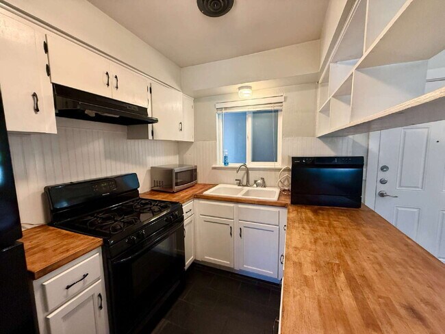 Foto del edificio - Updated 2-Bedroom Duplex in the Heart of C...