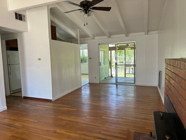 Building Photo - Charming 3 bedroom home with vaulted ceili...