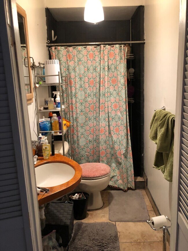 Baño n.° 2 - 1801 Sidney St
