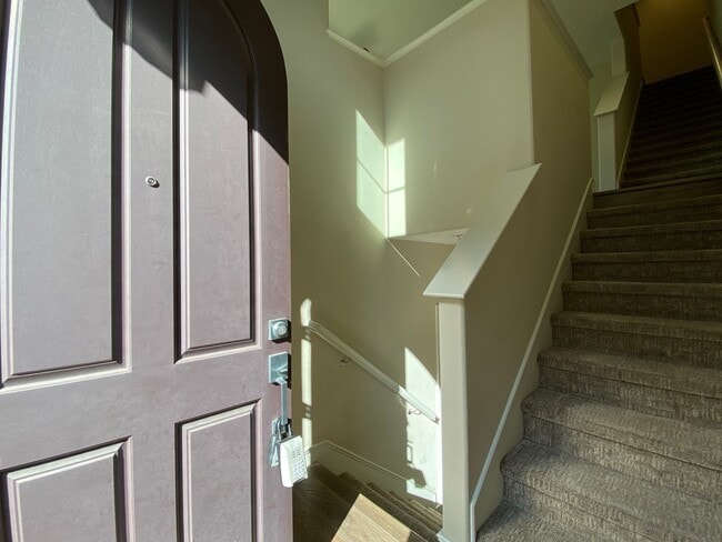 Building Photo - *Special*Stunning 3 Bedroom 3.5 Bathroom T...