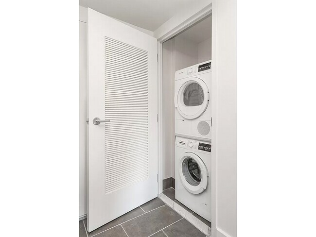 Building Photo - 310 Clarkson Ave