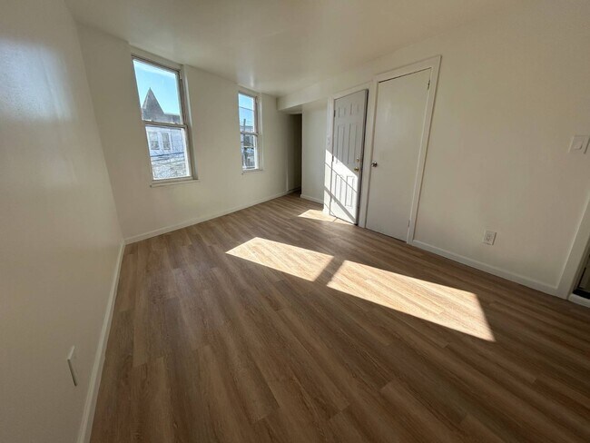 Building Photo - 681 Rhinelander Ave