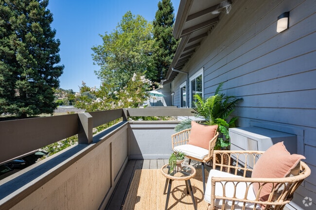 1BR, 1BA - 652SF - Balcony - Creekside Park Apartments