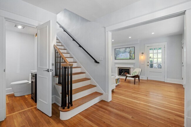 Building Photo - *Beautifully Updated & Spacious 5BD/2.5BA ...