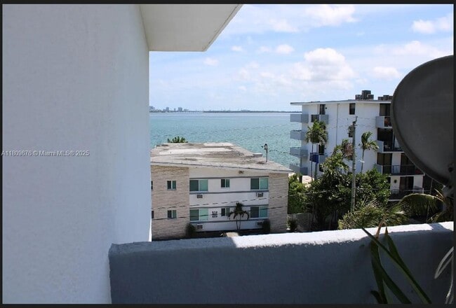 Building Photo - 1801 S Treasure Dr