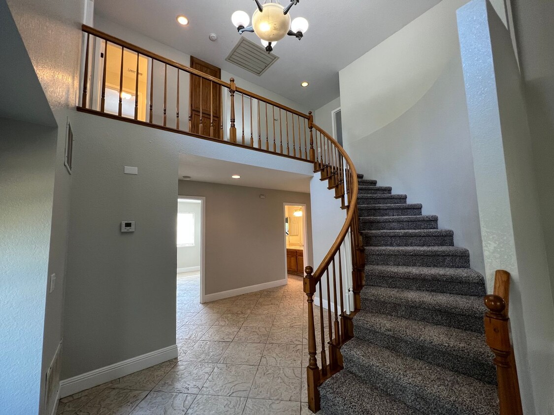 Foto principal - Patterson: $2589 Spacious Two story 4 bedr...