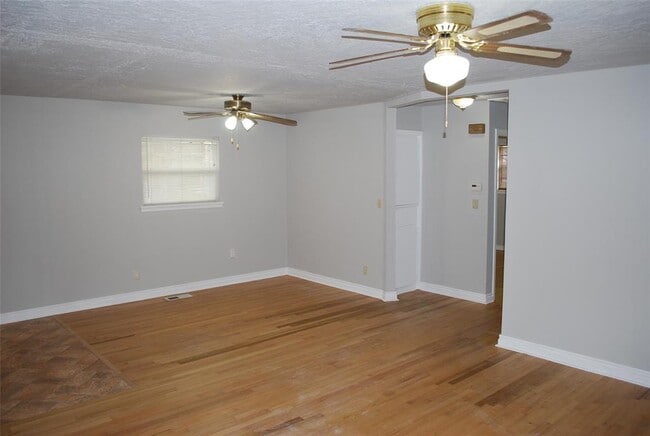 Building Photo - 1701 Parkview Terrace