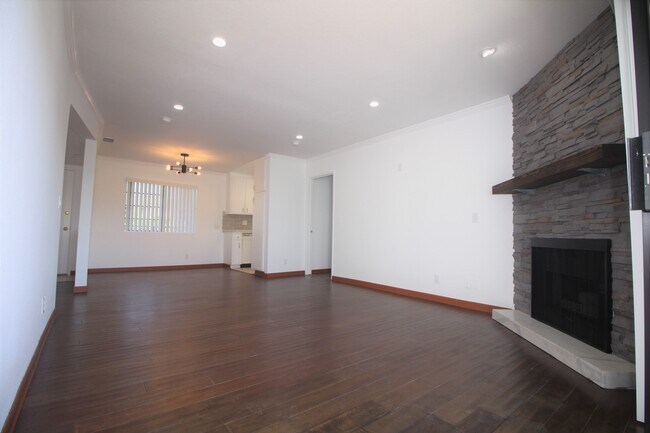 Building Photo - 4844 Riverton Ave