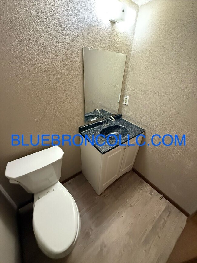 Foto del edificio - New vinyl plank flooring and updated finis...