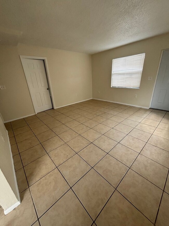 Foto del edificio - 3 bedroom 2 bath duplex