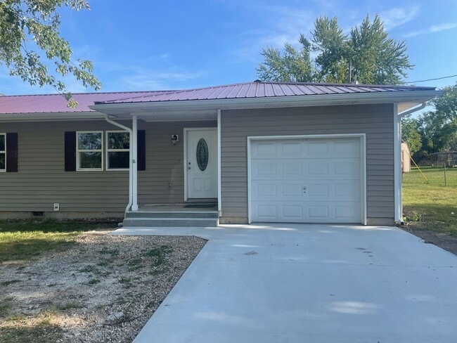 Building Photo - 4 bedroom 2 bathroom house for rent