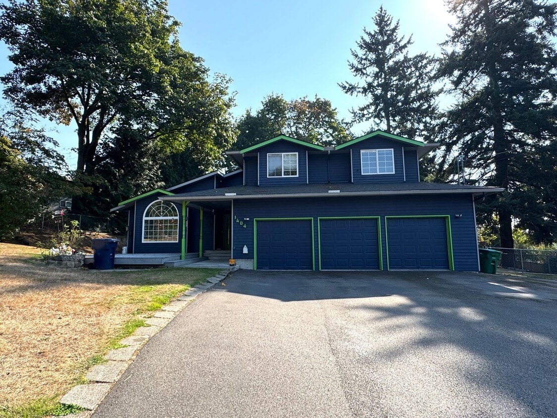 Primary Photo - 4Bd/2.5Ba Everett Home