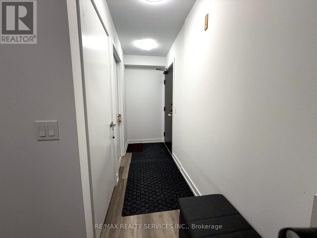 Building Photo - 1480 Bayly St