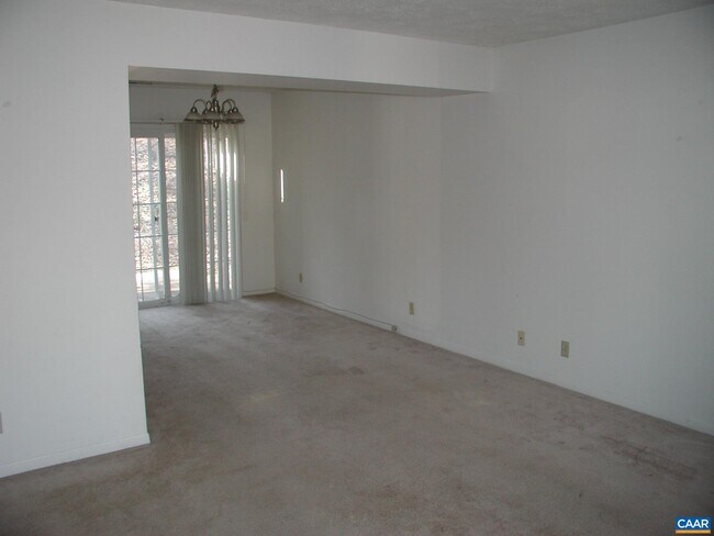Foto del edificio - 113 Longwood Dr