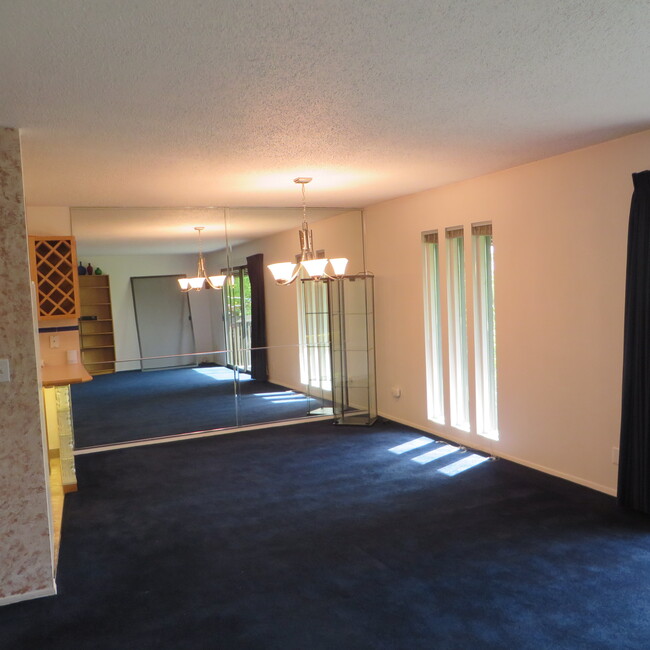 Building Photo - 1425 S Puget Dr