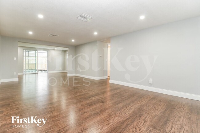 Foto del edificio - 3844 Elmwood Dr