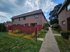 Building Photo - 21 Sharon Ln