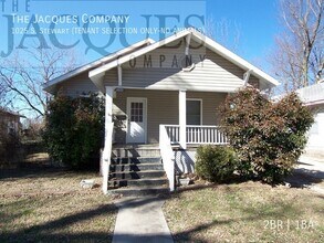 Building Photo - 1025 S Stewart Ave