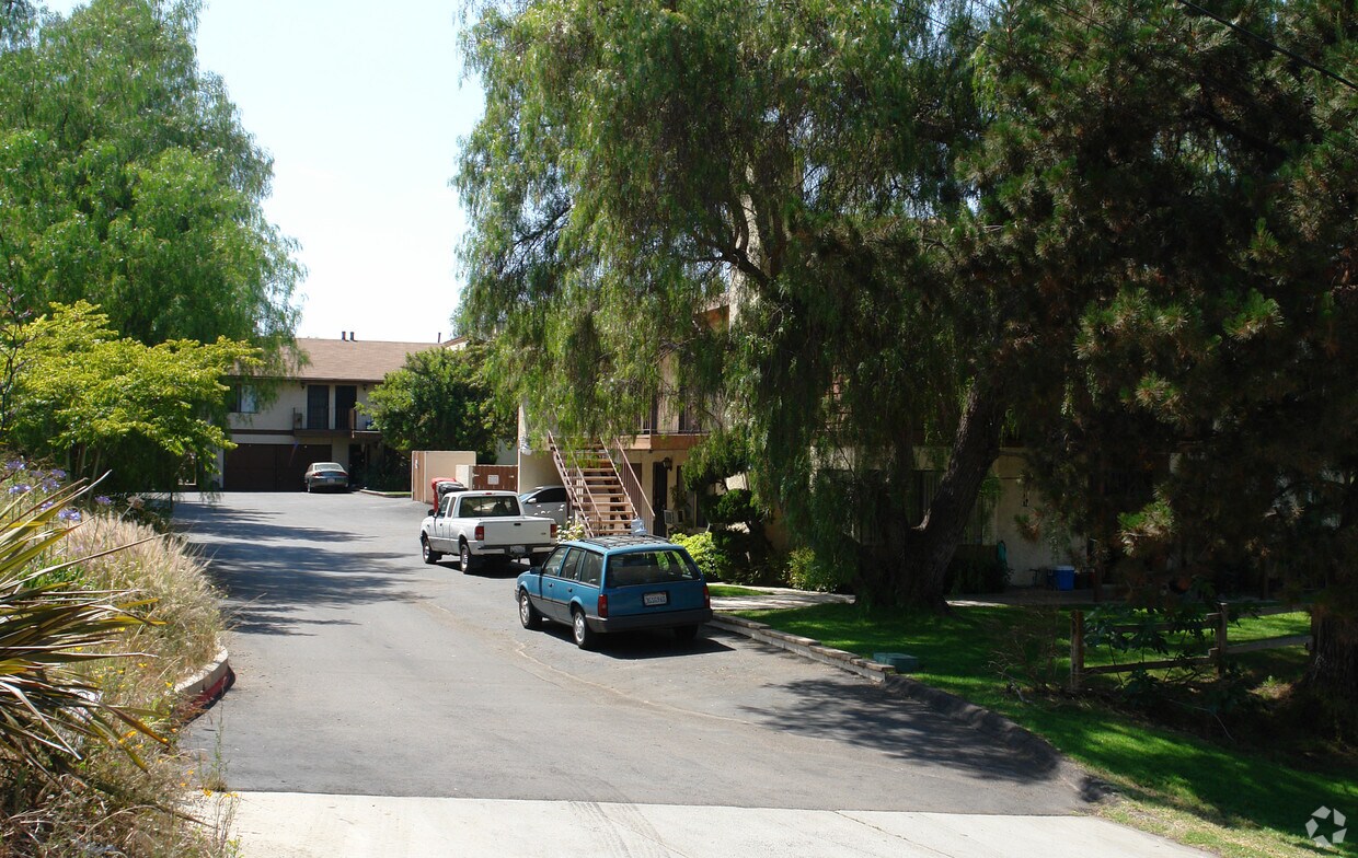 Foto del edificio - 323-325 Amber Ln