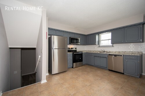 Foto del edificio - Roomy split-level w/finished lower level a...