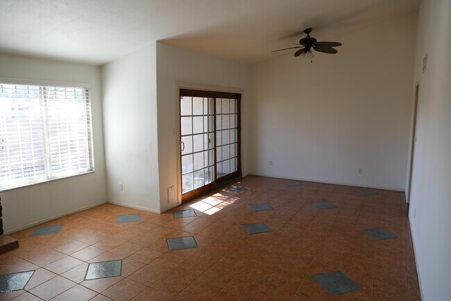 Building Photo - 5231 E Tamblo Dr