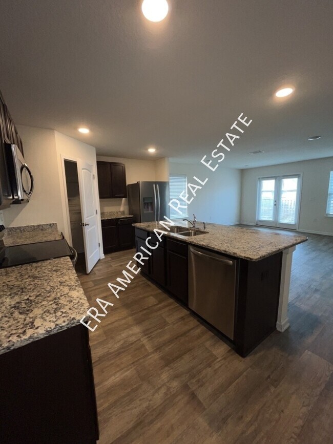 Building Photo - 3BR 2Bath Close to bases, schools and shop...