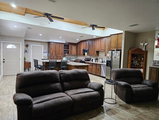 Foto del edificio - 641 Cherry Hill Dr