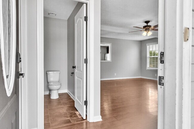 Foto del edificio - 3 bedroom home with fenced in backyard clo...