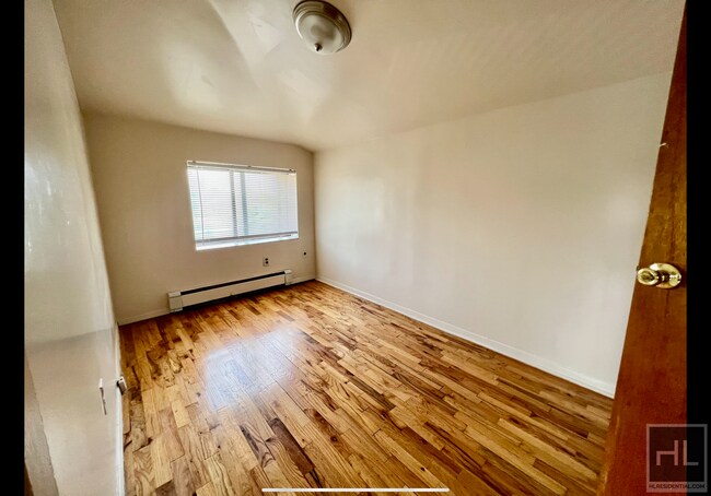 Foto del edificio - Expansive 4 Bedrooms with 2 Full Bathrooms...