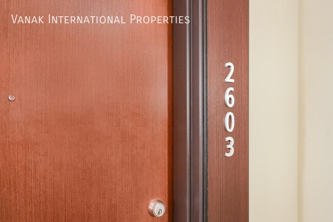 Photo du bâtiment - Modern 2 Bed 2 Bath Condo with Stunning Ci...