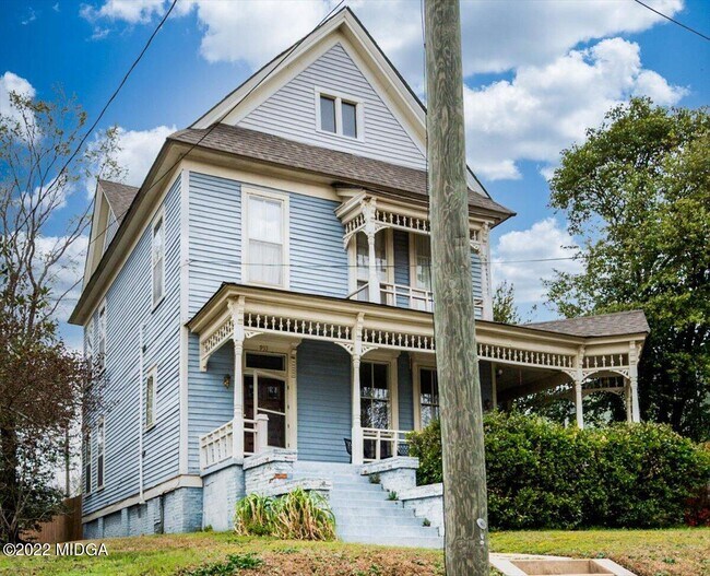 Building Photo - 933 Highland Terrace