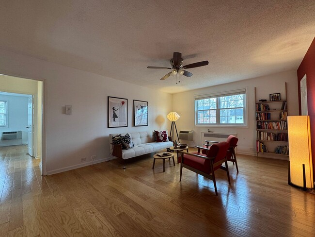Foto del edificio - Fully Furnished 2 Bed 2 Bath Condo In Serene Arlington Oaks