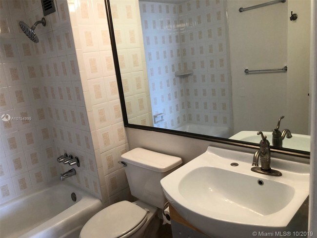 Foto del edificio - 6450 Collins Ave