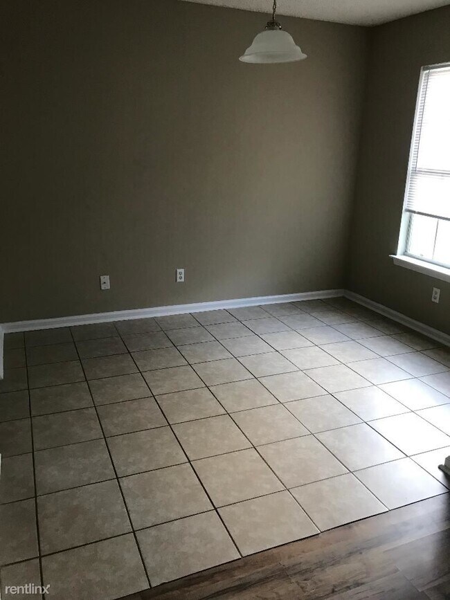 Building Photo - 3 br, 2 bath Duplex - 119 Talbot Court