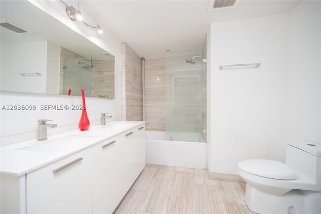 Building Photo - 1300 Brickell Bay Dr