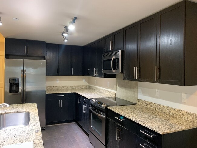 Building Photo - Excellent Location! Large 1 Bd plus den 1.5 Ba minutes to Downtown